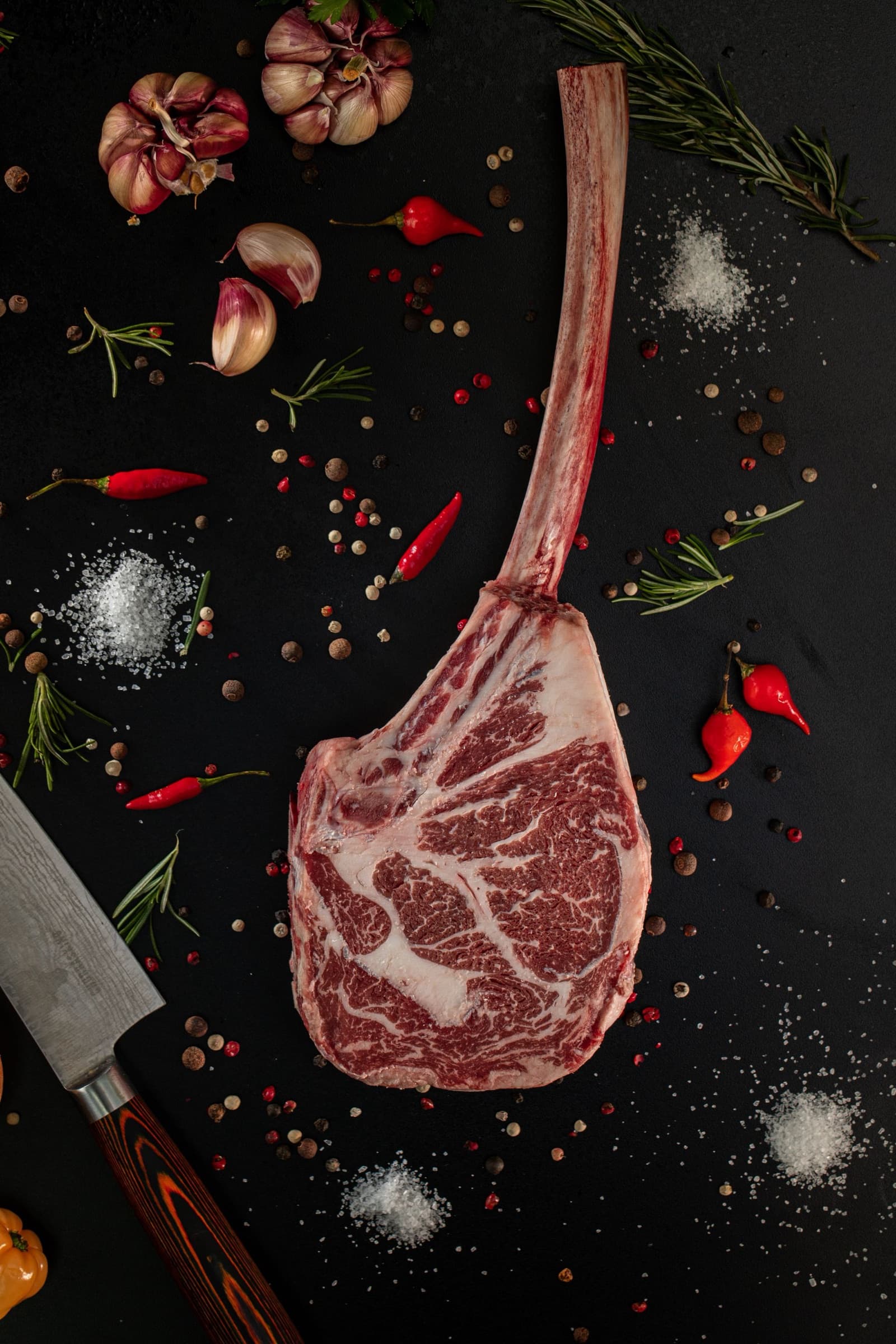Taglio di carne bovina con osso su fondo scuro